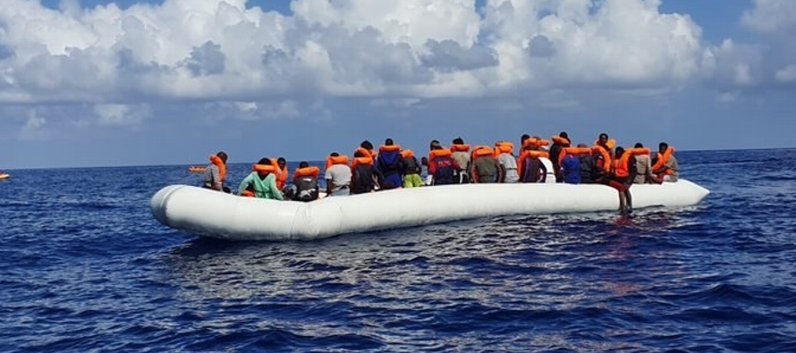 Médicos Sin Fronteras y SOS Mediterranee indicaron que su barco Ocean Viking rescató...