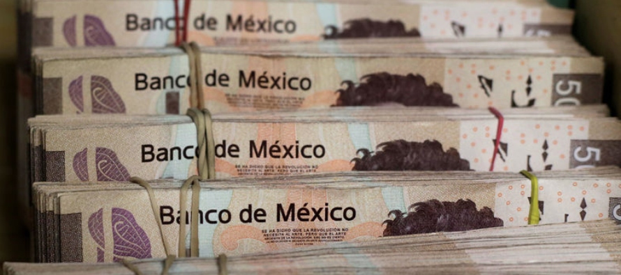 El peso mexicano y la bolsa anotaron el lunes un avance moderado en un entorno de cautela en los...