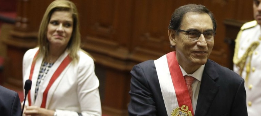 Vizcarra argumenta que disolvió el Parlamento opositor usando los poderes que le otorga la...