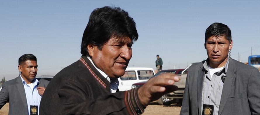 El presidente Evo Morales busca un cuarto mandato consecutivo después de casi 14 años...