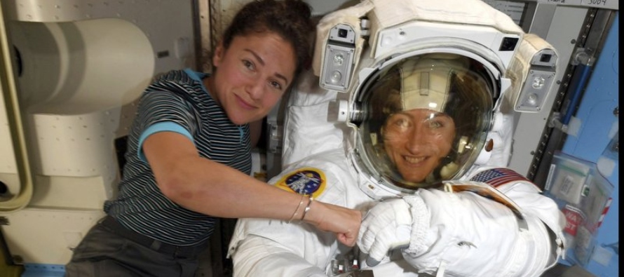 La NASA adelantó la fecha de la primera caminata espacial sólo de mujeres, debido a...