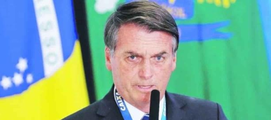 La policía investiga denuncias de que el Partido Social Liberal, al que pertenece Bolsonaro,...