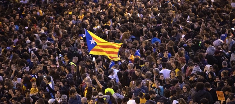 En la capital Barcelona y otras localidades catalanas estallaron enfrentamientos luego de que el...