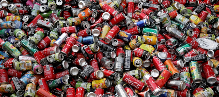 Las latas de aluminio pueden implicar menos residuos oceánicos, pero tienen su propio costo...
