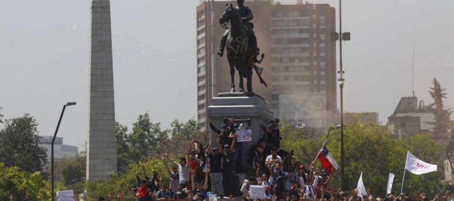 La protesta se ha extendido a diferentes ciudades de Chile y tiene a la capital y a otras cuatro...