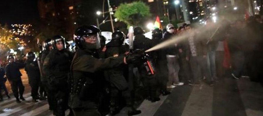 Mientras los manifestantes peleaban con la policía en las calles de la capital, La Paz,...