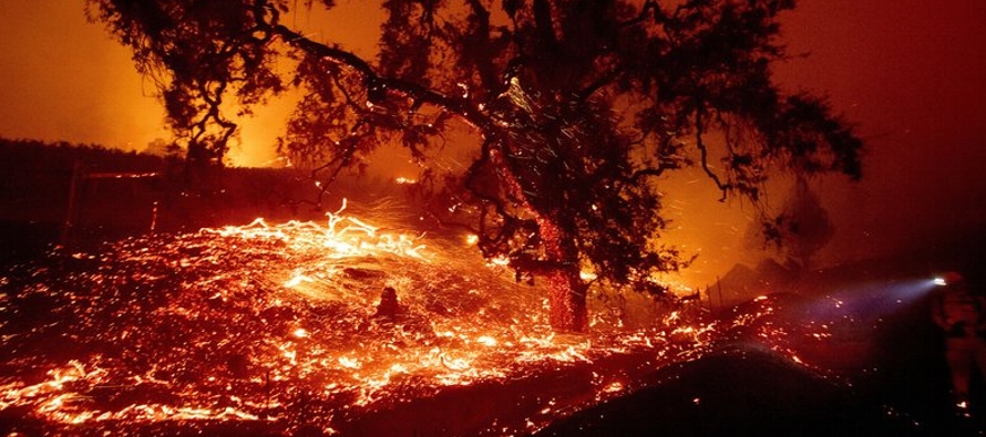 La agencia estatal de combate a incendios Cal Fire informó que las llamas cerca de...