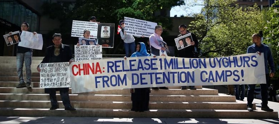 Tohti, un profesor de economía y defensor de los derechos de los uigur, fue sentenciado a...