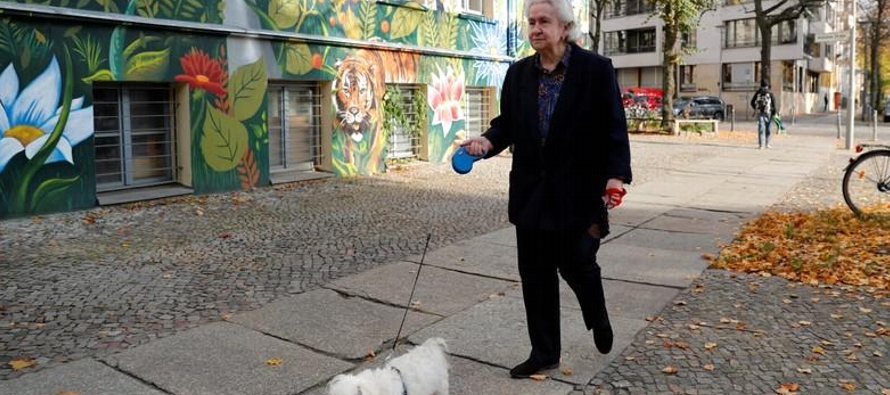 El Muro de Berlín -erigido en 1961- corría a lo largo de la Bernauer Strasse, que se...