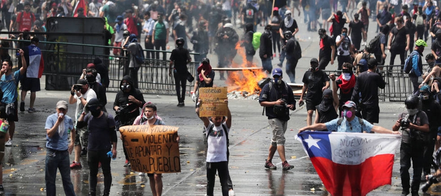 Al menos 18 personas fallecieron en los disturbios que agitan el país sudamericano, que...