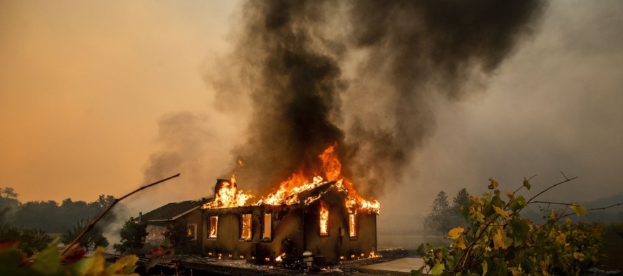 En el norte de California, un incendio cerca del poblado de Geyserville, arrasó con 49...
