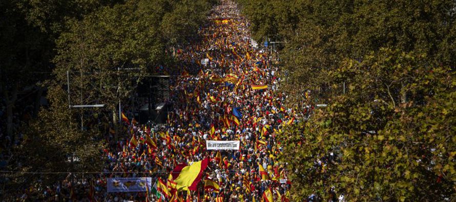 Decenas de miles de personas marcharon el domingo en Barcelona para protestar el movimiento...