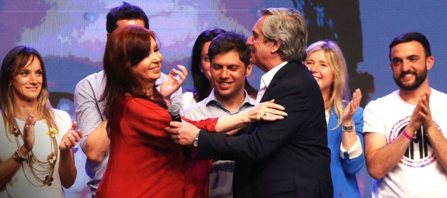Fernández previno a la multitud peronista que celebraba la victoria sobre la dureza de la...