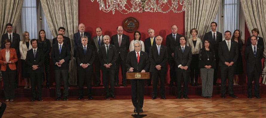 El gabinete presidencial está integrado por 24 ministros, pero Piñera decidió...