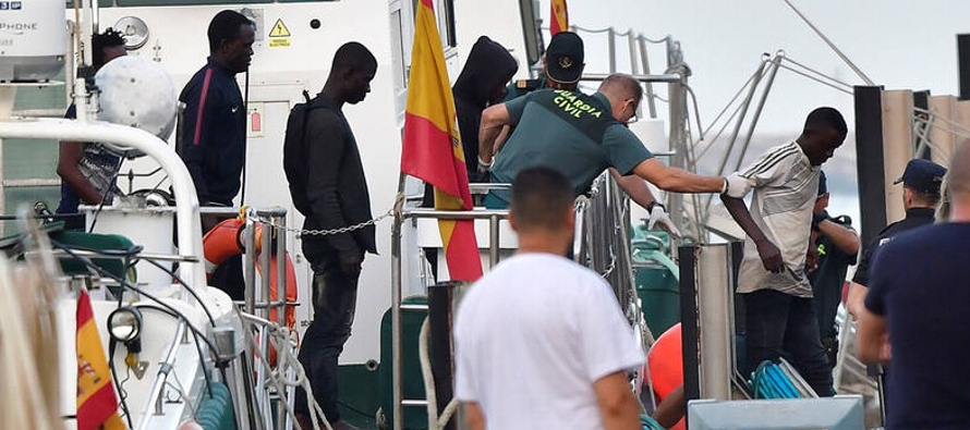 Los migrantes africanos ahogados y el desaparecido formaban parte de un grupo de 34 personas que...