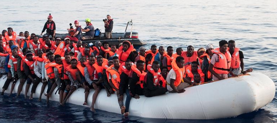 La Marina libia dijo haber rescatado el día anterior a los ocupantes de dos embarcaciones de...