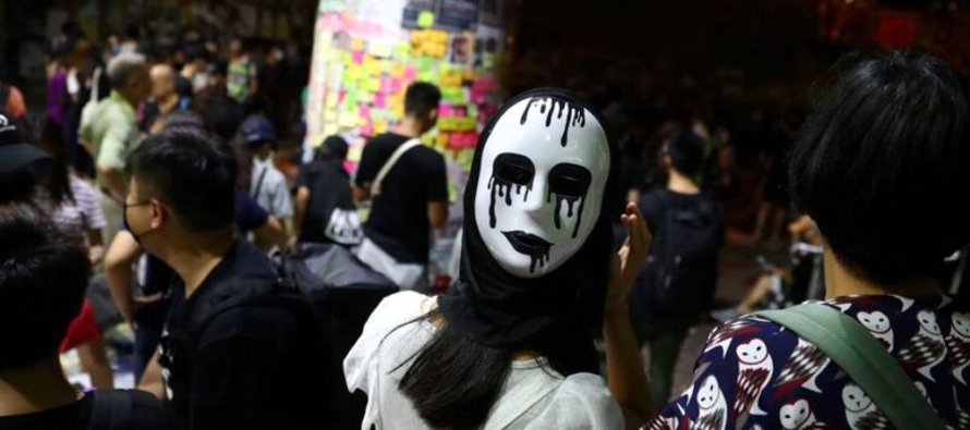 Las máscaras se han convertido en un sello distintivo de los manifestantes de Hong Kong,...