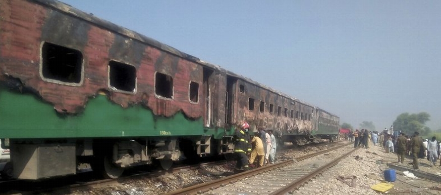 El fuego arrasó los vagones cuando el tren se acercaba a la localidad de Liaquatpur, en la...