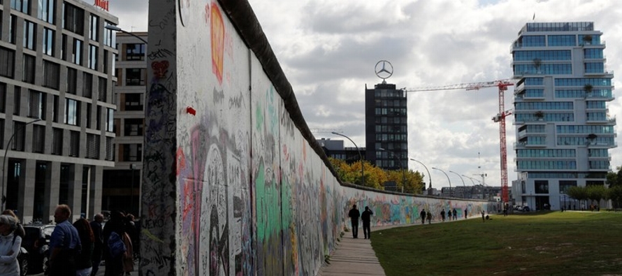 Secciones del Muro son una importante atracción turística en Berlín. Ver la...
