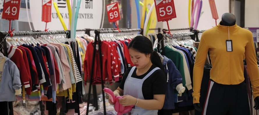 Los líderes comunistas apuestan al consumo interno para impulsar la economía china,...