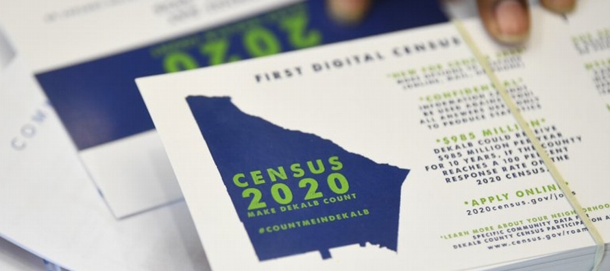A mediados de junio, la Oficina del Censo comenzó a enviar los cuestionarios a 480,000...