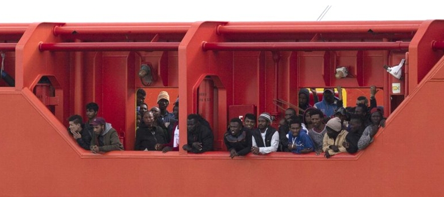 Horas antes, el barco de rescate Alan Kurdi de una organización de beneficencia alemana...