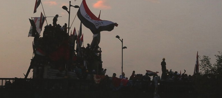 Decenas de miles de iraquíes han protestado en el centro de Bagdad y la mayor parte del sur...