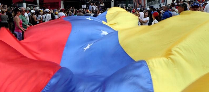 El Salvador expulsó el sábado a funcionarios diplomáticos venezolanos,...