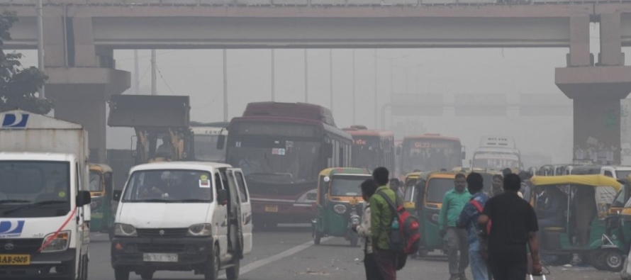 Una neblina contaminante envuelve Nueva Delhi cada invierno, debido a los gases de los...