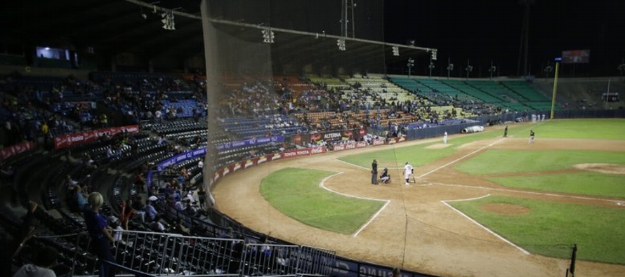 La popular Liga Venezolana de Béisbol Profesional comenzó su temporada el martes con...