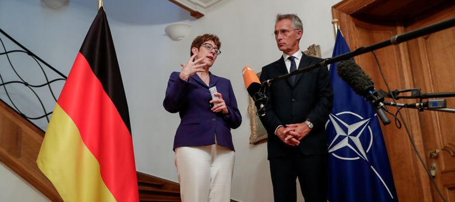 La ministra de Defensa, Annegret Kramp-Karrenbauer, dijo que Alemania dedicaría el 2% de su...