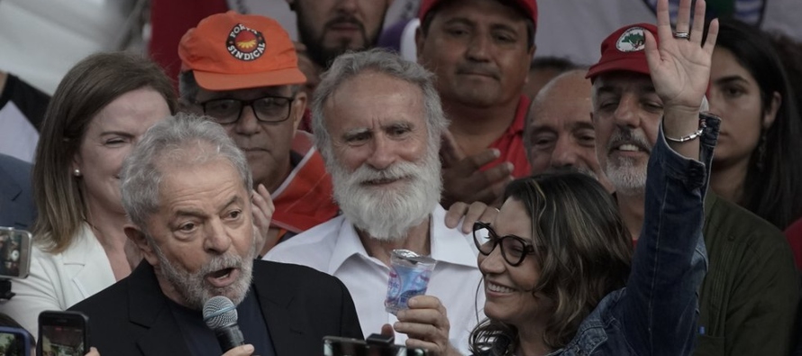 Lula, que fue presidente de Brasil de 2003 a 2010, era favorito en las encuestas para triunfar en...