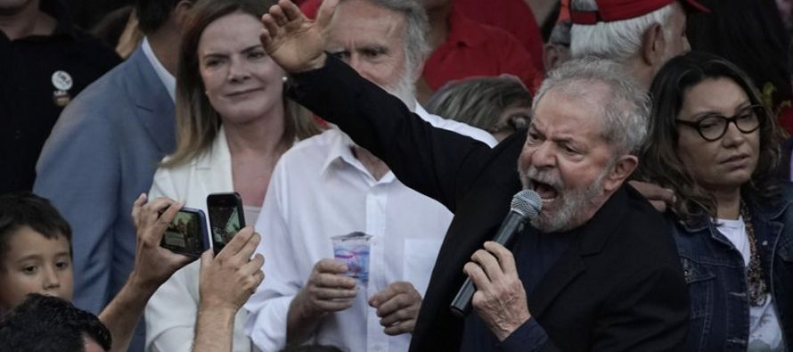 Lula salió de prisión el viernes, después de que un juez le indicara a la...