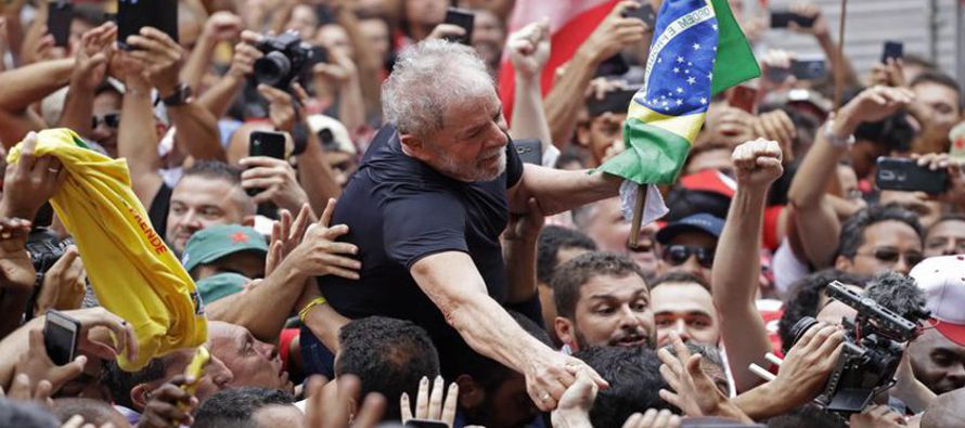 Un día después de salir de prisión, el expresidente brasileño Luiz...