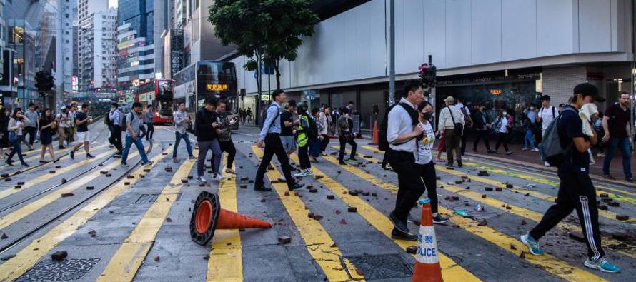 Hong Kong vivió el lunes una de las jornadas más violentas y caóticas en cinco...