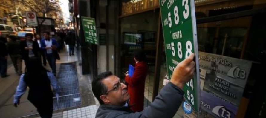 El peso argentino interbancario se depreció un 0,33%, en medio de un compás de espera...
