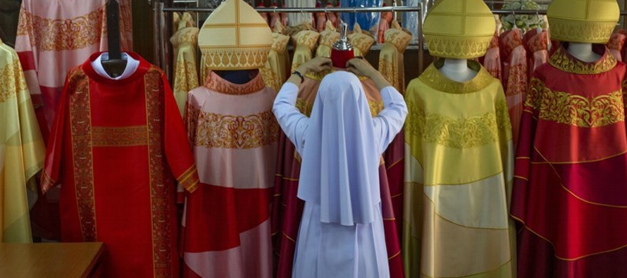 Con seda tailandesa, las ágiles costureras han hecho dos juegos completos de sotanas, uno en...