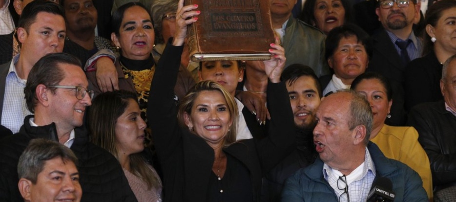 La senadora opositora Jeanine Áñez sorprendió la tarde del martes al...