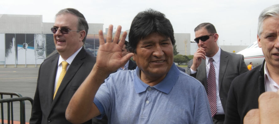 Morales ha aterrizado en el antiguo hangar presidencial del aeropuerto internacional de Ciudad de...