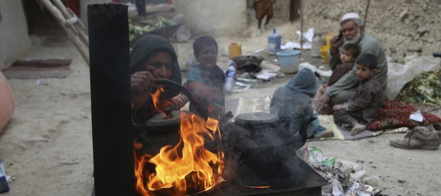 En el campamento para desplazados donde viven, la suya y otras familias se calientan y cocinan...