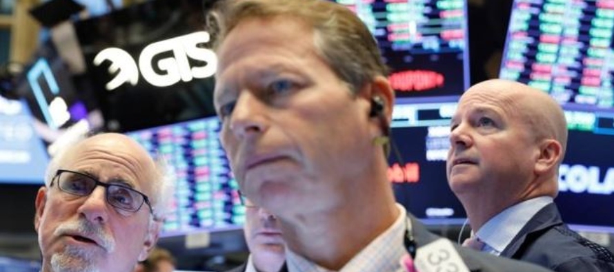 Mientras, el Dow Jones finalizó la jornada con una leve baja tras cerrar el miércoles...