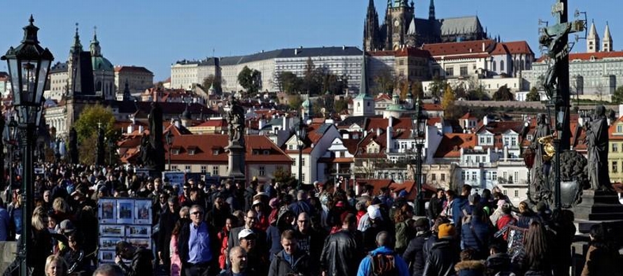 Casi 8 millones de turistas pasaron por Praga el año pasado, convirtiéndola en una de...