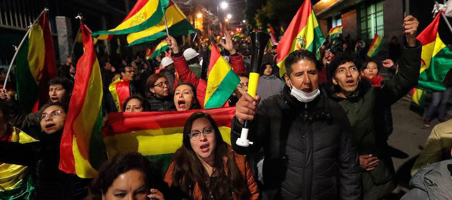 Morales renunció bajo presión de la policía y el ejército boliviano el...