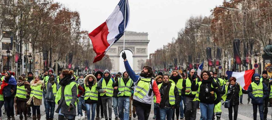 La policía de París y activistas se enfrentaron el sábado al cumplirse el...