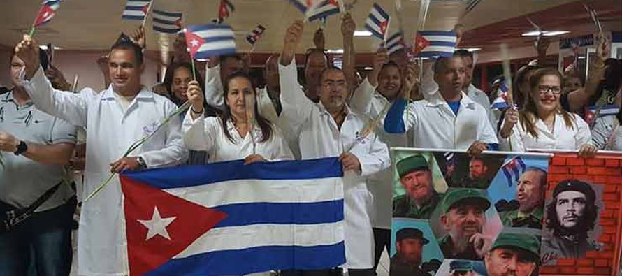 Cuba recibió el sábado a los primeros integrantes de un grupo de 700 médicos...