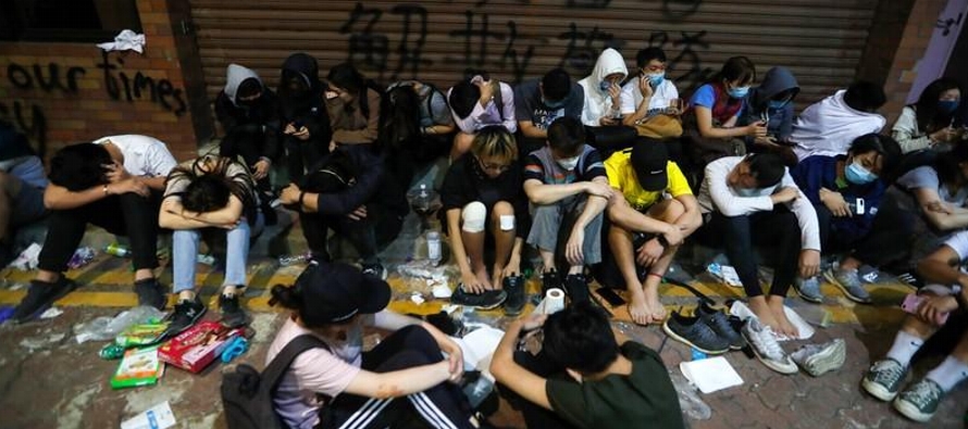 Unos 100 manifestantes permanecían en la Universidad Politécnica de Hong Kong, que...