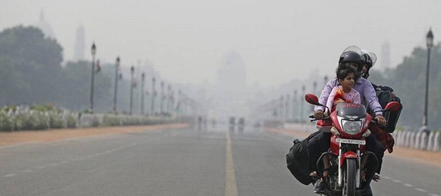 La contaminación del aire en el norte de India alcanza su nivel más elevado en el...