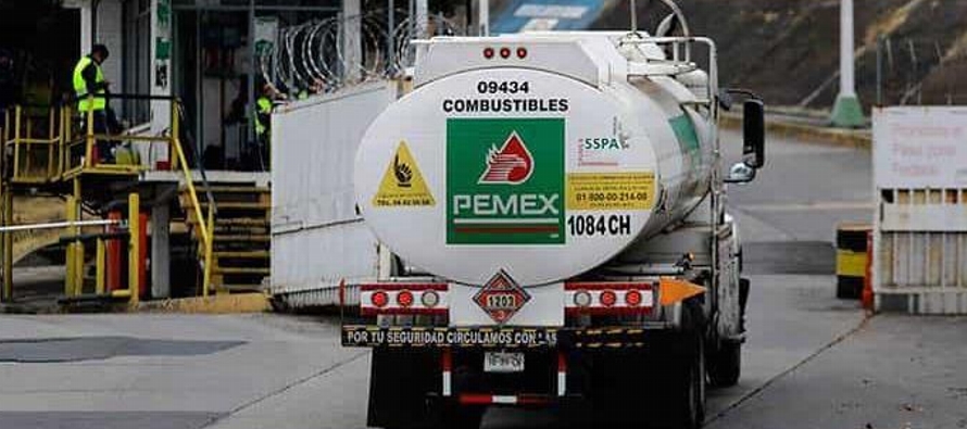 México comenzó a transportar combustible en camiones este año para combatir el...