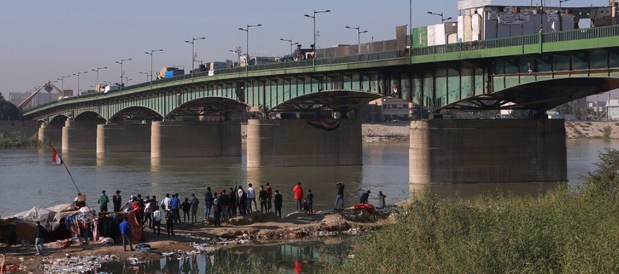 Los altercados en dos puentes estratégicos de la capital iraquí dejaron al menos 44...