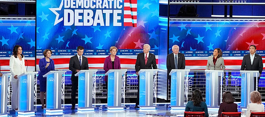 Durante el quinto debate en la carrera demócrata que debe elegir a un candidato que pueda...
